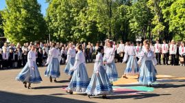 Прощай, школа! Сегодня для выпускников 11-х классов средней школы №4 г. Солигорска прозвенел последний звонок