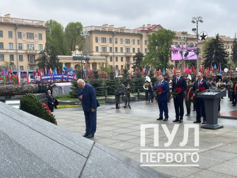 Глава государства в Минске возложил венок к монументу Победы. Вместе с Александром Лукашенко участниками церемонии стали трое его сыновей.
