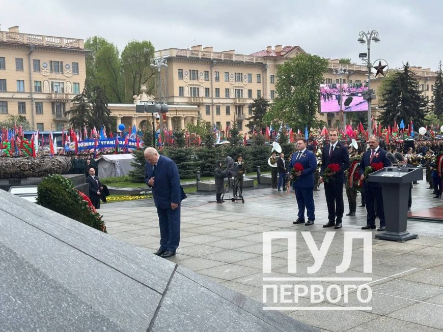 Глава государства в Минске возложил венок к монументу Победы. Вместе с Александром Лукашенко участниками церемонии стали трое его сыновей.