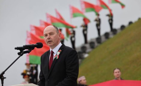 «Грандиозно и торжественно!». На Кургане Славы пронесли 100-метровое полотнище государственного флага 