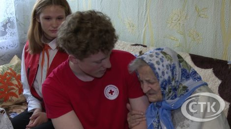 Слова благодарности, цветы и подарки: Андрей Стельмашенко поздравил труженицу тыла Александру Шуневич