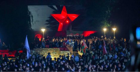 Тысячи человек приняли участие в митинге-реквиеме в Брестской крепости