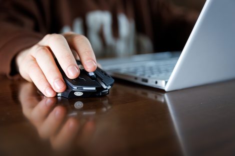 Житель Солигорского района ответит за оскорбительные комментарии в адрес милиционеров