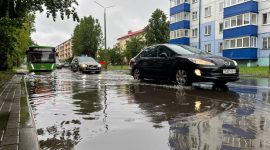 Коммунальщики устраняют последствия ночного ливня