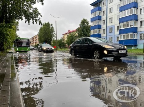 Коммунальщики устраняют последствия ночного ливня