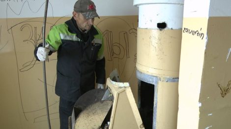 Горшки, коробки от пиццы и даже унитаз. Чем забивают мусоропроводы солигорчане?