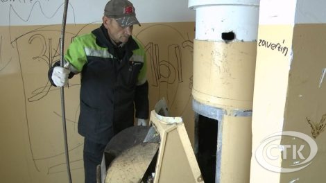 Горшки, коробки от пиццы и даже унитаз. Чем забивают мусоропроводы солигорчане
