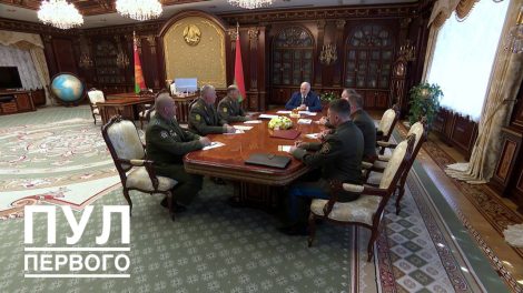 Президент Беларуси Александр Лукашенко заслушивает доклад о предложениях по корректировке мероприятий Плана строительства и развития Вооруженных Сил на 2026-2030 годы