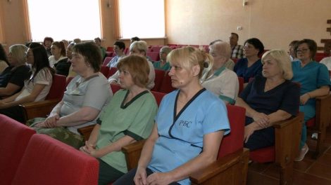 Единый день информирования прошел в Республиканской больнице спелеолечения. Председатель Солигорского районного Совета депутатов Алла Калеева встретилась с коллективом