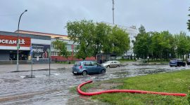Коммунальщики устраняют последствия ночного ливня