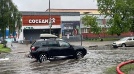 Коммунальщики устраняют последствия ночного ливня