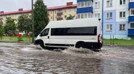 Коммунальщики устраняют последствия ночного ливня