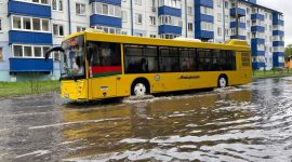 Коммунальщики устраняют последствия ночного ливня