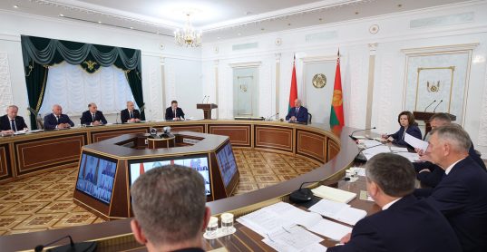 "Времени на раскачку нет. Массовая уборка идет на пять-семь дней раньше обычных сроков" - Президент проводит селекторное совещание по вопросам уборочной