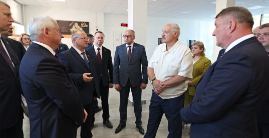 Александр Лукашенко сегодня в Бресте. Президент посещает Брестский электроламповый завод и инспектирует ход уборочной