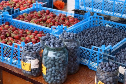 Ягодам и грибам - особое внимание. Почему нельзя покупать продукцию с рук?
