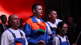 «Споем гимн вместе» и праздничный фейерверк. Фоторепортаж