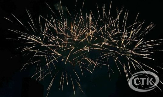 «Споем гимн вместе» и праздничный фейерверк. Фоторепортаж