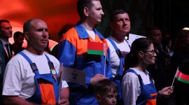 «Споем гимн вместе» и праздничный фейерверк. Фоторепортаж