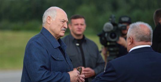 Александр Лукашенко в Минском районе встретился с передовиками жатвы