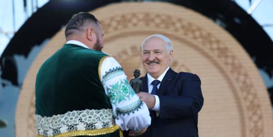 Александр Лукашенко принял участие в церемонии торжественного открытия международного фестиваля этнокультурных традиций "Зов Полесья"