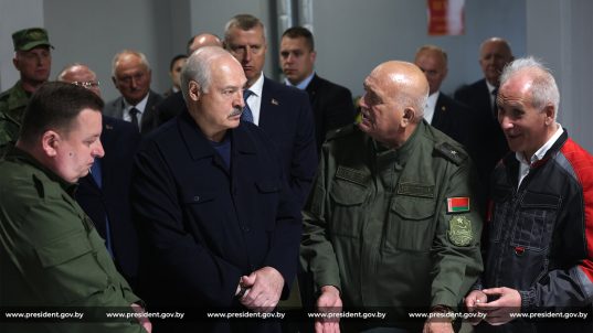 Александр Лукашенко 18 августа посетил производство полностью отечественного стрелкового оружия в Минской области