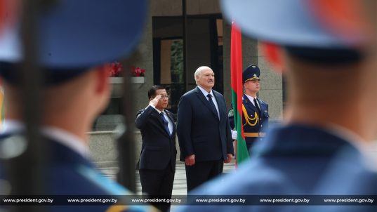Александр Лукашенко во Дворце Независимости проводит встречу с Президентом Мьянмы Мин Аун Хлайном