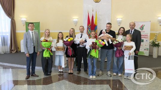 Анатоль Ладыга павіншаваў салігорскія сем'і у межах агульнанацыянальнага праекта "Трэці - Бацькаў"