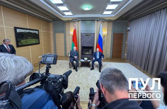Лукашенко на встрече с Путиным позитивно оценил совместную работу правительств Беларуси и России