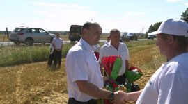 В Солигорском районе среди комбайнеров появились первые двухтысячники. Поздравил аграриев председатель Солигорского райисполкома Анатолий Лодыга