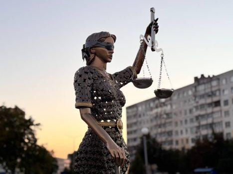 Возле здания суда новый арт-объект - древнегреческая богиня правосудия Фемида