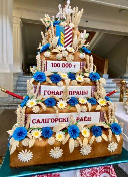 100 000 тонн. Каравай Солигорского района пополнил выставку в Миноблисполкоме