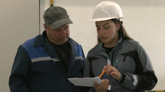 Девушка - руководитель на стройплощадке. Молодой специалист из Солигорска Илона Ряшкина