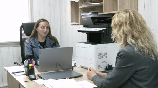 Девушка - руководитель на стройплощадке. Молодой специалист из Солигорска Илона Ряжкина