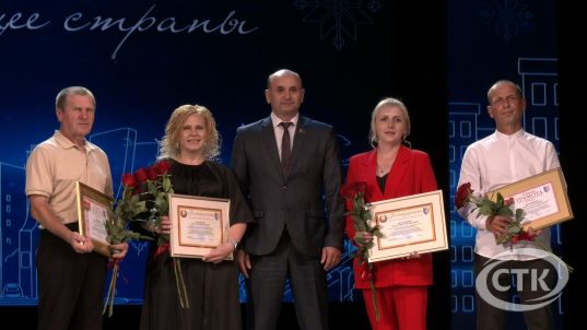 Во дворце культуры день строителя отметили сотрудники Стройтрест №3