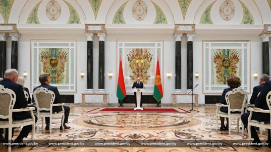 Александр Лукашенко вручил государственные награды заслуженным представителям различных сфер
