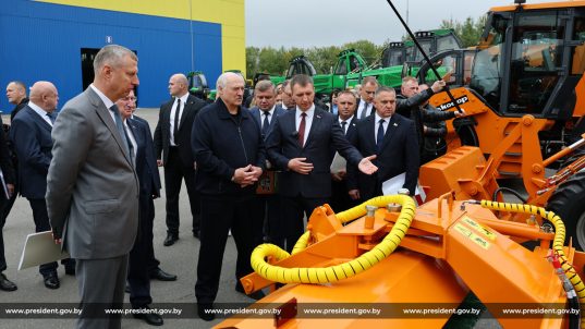 Президент Беларуси Александр Лукашенко 25 сентября совершил рабочую поездку в Логойский район Минской области, где посетил ООО "АМКОДОР-ЛЕСМАШ"