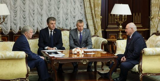 "Наш интерес и векторы там, где наша экономика". Александр Лукашенко провел встречу с губернатором Ульяновской области России Алексеем Русских