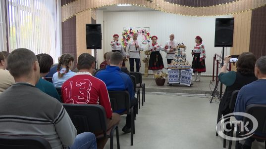 Краснослободскому социальному пансионату «Доверие» передали выставочный каравай Солигорского района