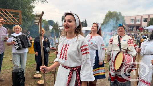 С песнями, караваем и румяными блинами: агрогородок Долгое принимает районные «Дожинки»!