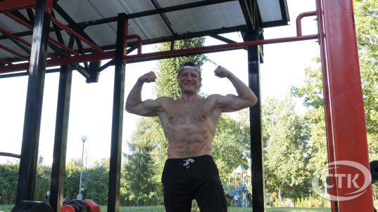 Современные спортивные площадки во дворе – можно ли прокачаться самому? Спросили у солигорчан