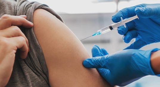 В Беларуси начинается массовая вакцинация. Кому особенно важно привиться?