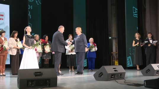 В Солигорске наградили более 140 учителей. В канун профессионального праздника они получили заслуженные награды