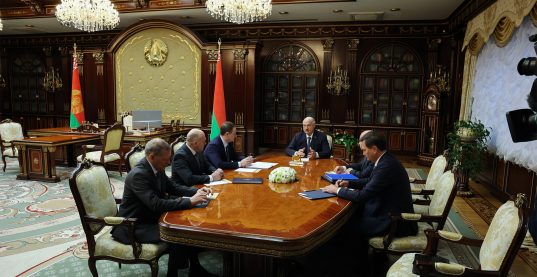 Александр Лукашенко принял доклад о результатах работы в переговорном процессе с США