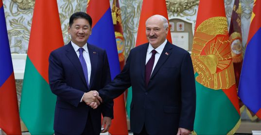 Александр Лукашенко проводит официальные переговоры с Президентом Монголии Ухнаагийн Хурэлсухом во Дворце Независимости