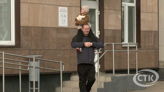 Декрет, льготы, больничный: как законодательство Беларуси поддерживает пап