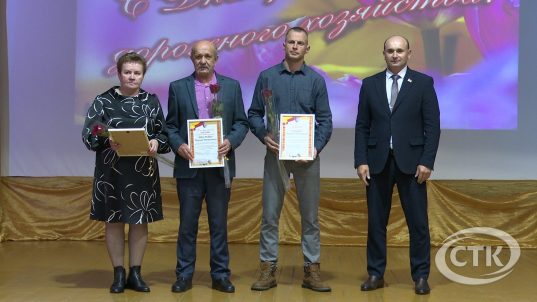 Дорожники принимают поздравления: в Старобине чествовали работников дорожной отрасли