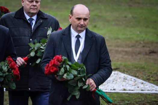 Участники республиканского семинар-совещания по подведению итогов сезона добычи торфа возложили цветы к мемориальному комплексу «Скорбящая мать»