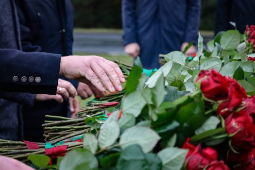 Участники республиканского семинар-совещания по подведению итогов сезона добычи торфа возложили цветы к мемориальному комплексу «Скорбящая мать»