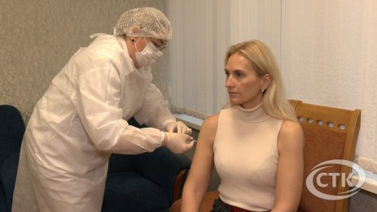 Прививка без отрыва от работы: выездные бригады медиков работают на предприятиях Солигорска